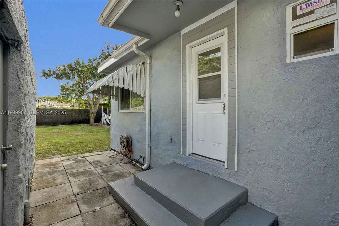 В аренду: $2,300 (2 спален, 1 ванн, 700 Квадратных фут)