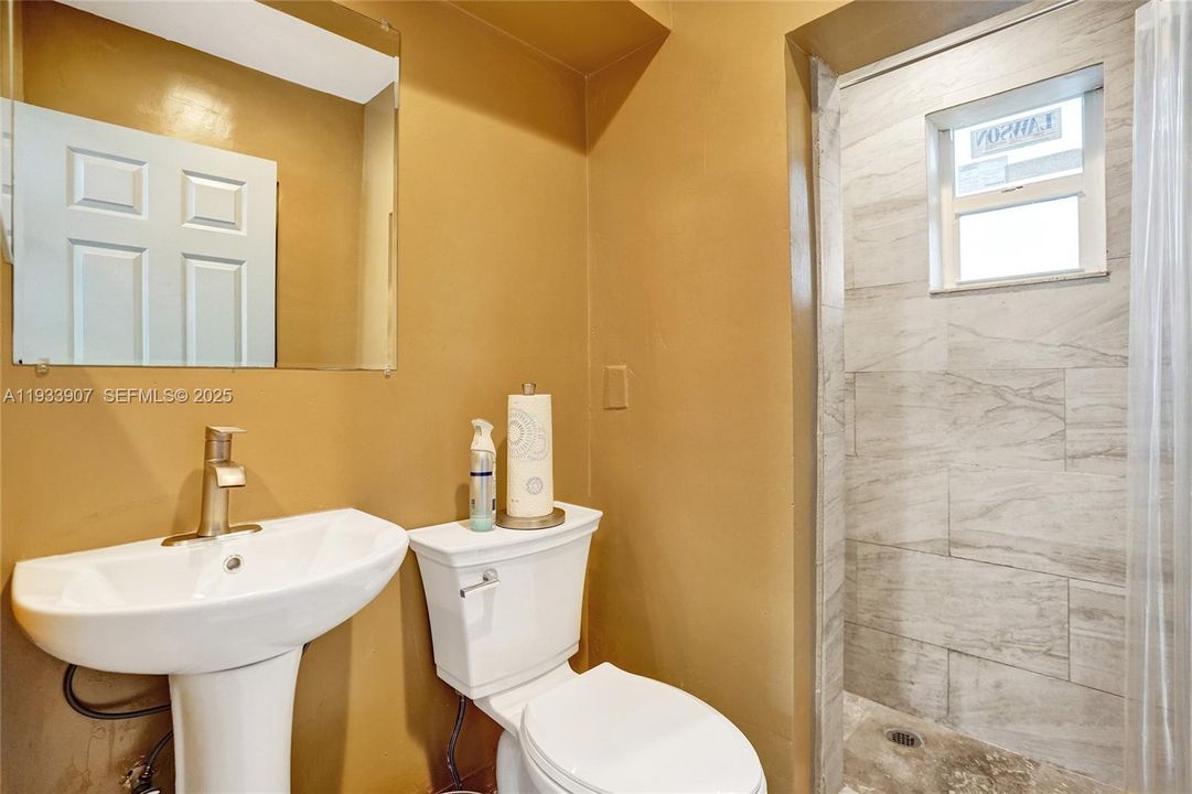 В аренду: $2,300 (2 спален, 1 ванн, 700 Квадратных фут)