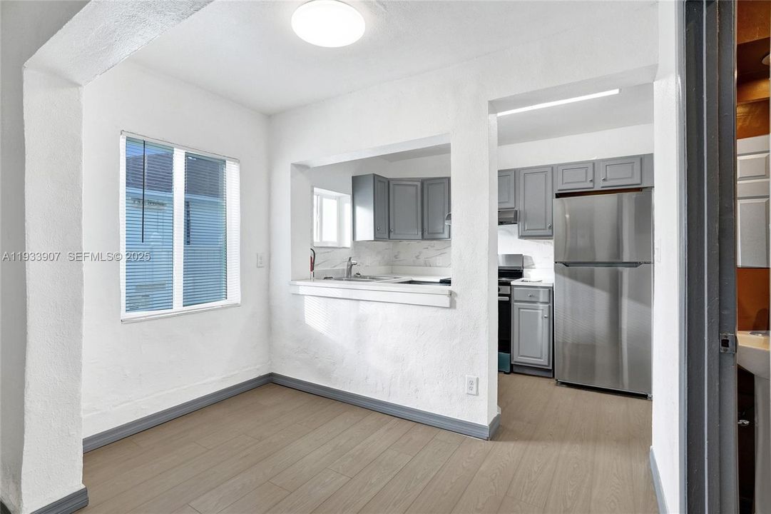 В аренду: $2,300 (2 спален, 1 ванн, 700 Квадратных фут)