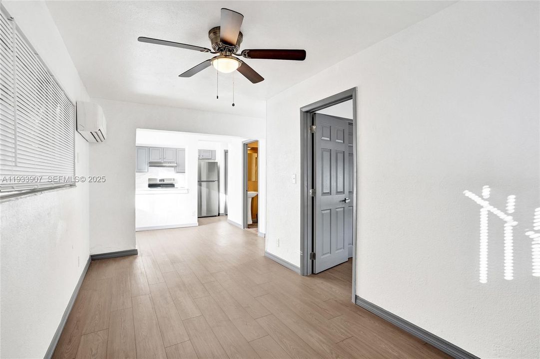 В аренду: $2,300 (2 спален, 1 ванн, 700 Квадратных фут)