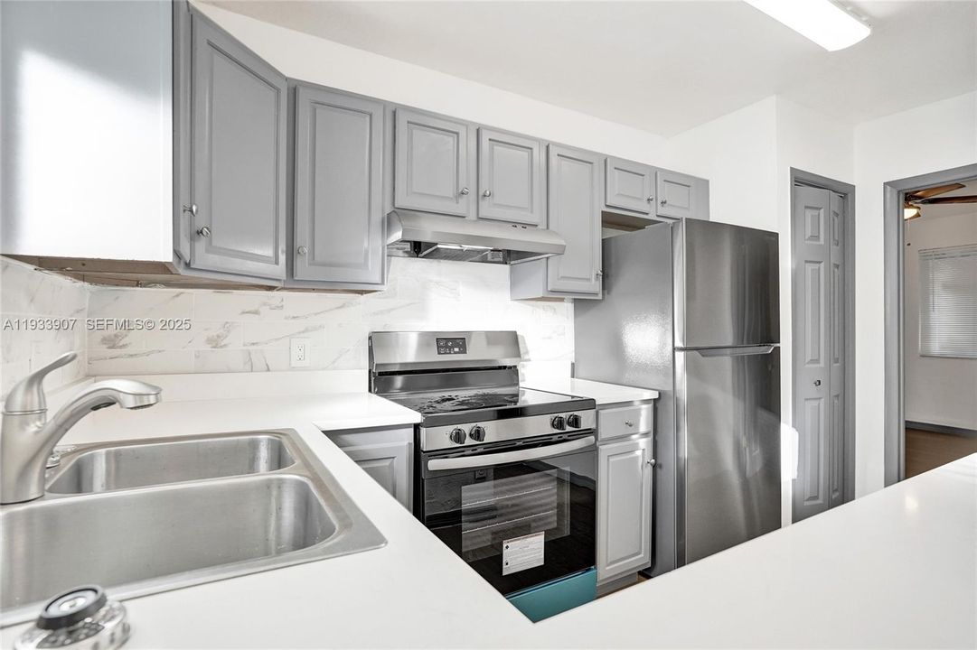 В аренду: $2,300 (2 спален, 1 ванн, 700 Квадратных фут)