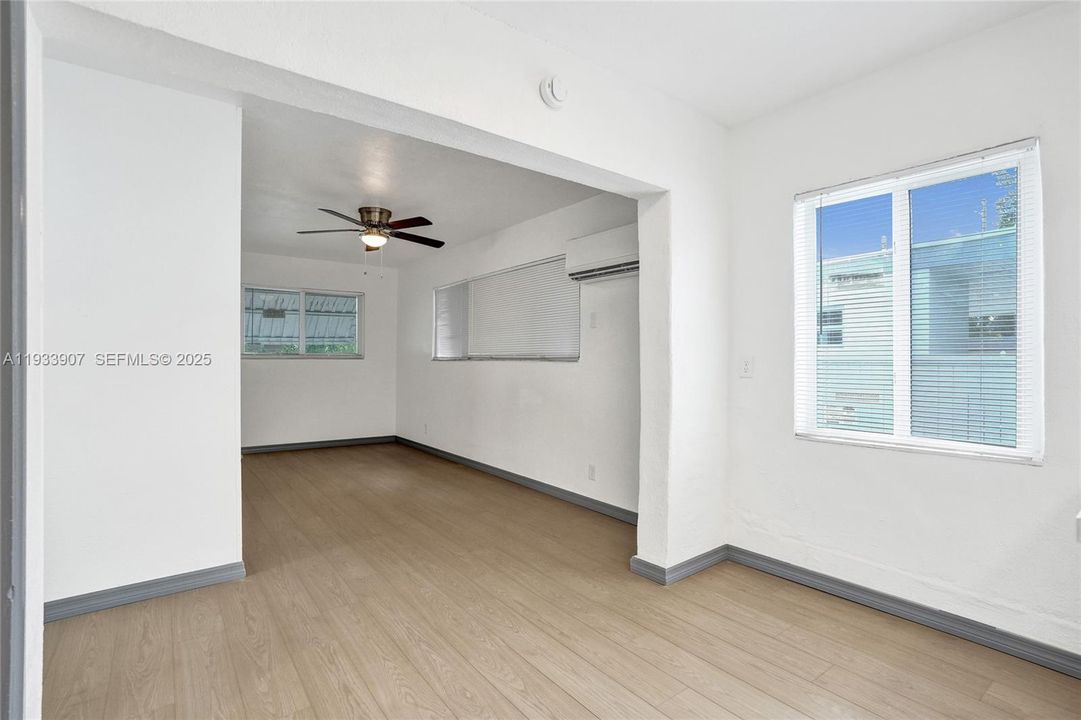 В аренду: $2,300 (2 спален, 1 ванн, 700 Квадратных фут)