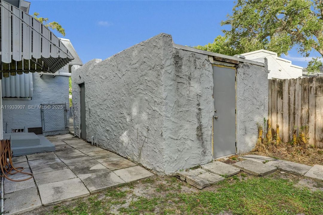 В аренду: $2,300 (2 спален, 1 ванн, 700 Квадратных фут)