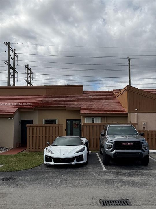 For Sale: $435,000 (2 beds, 2 baths, 1084 Square Feet)