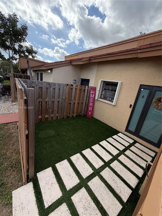 For Sale: $435,000 (2 beds, 2 baths, 1084 Square Feet)