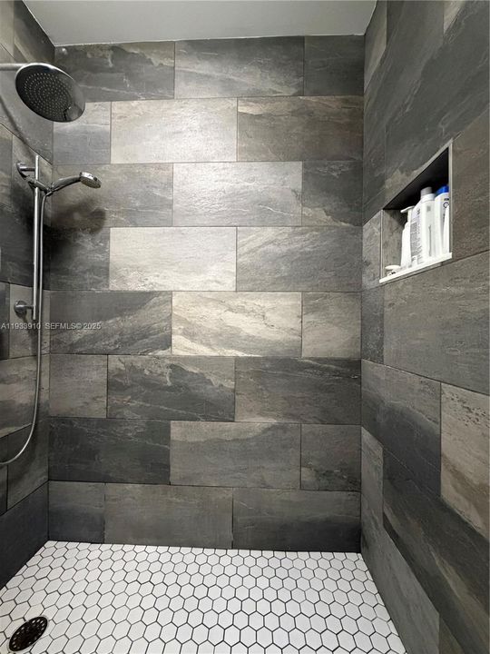 For Sale: $435,000 (2 beds, 2 baths, 1084 Square Feet)