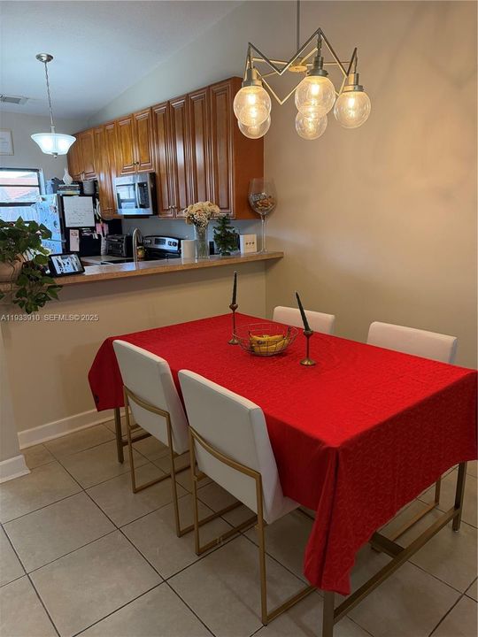 For Sale: $435,000 (2 beds, 2 baths, 1084 Square Feet)