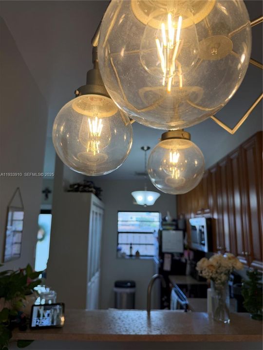 For Sale: $435,000 (2 beds, 2 baths, 1084 Square Feet)