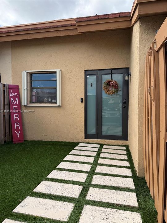 For Sale: $435,000 (2 beds, 2 baths, 1084 Square Feet)