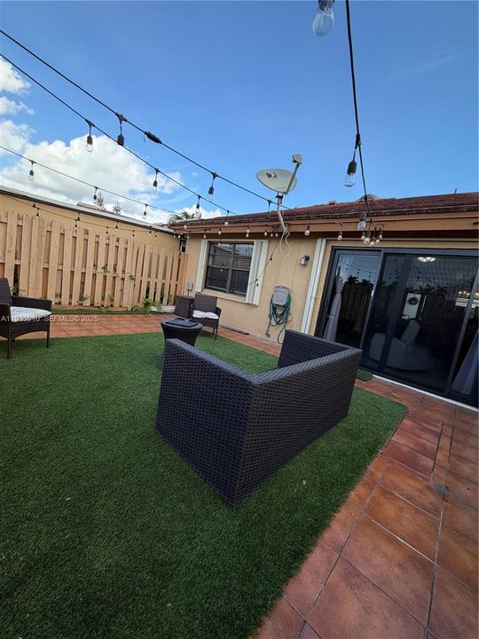 For Sale: $435,000 (2 beds, 2 baths, 1084 Square Feet)