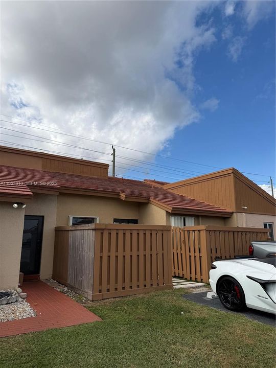 For Sale: $435,000 (2 beds, 2 baths, 1084 Square Feet)