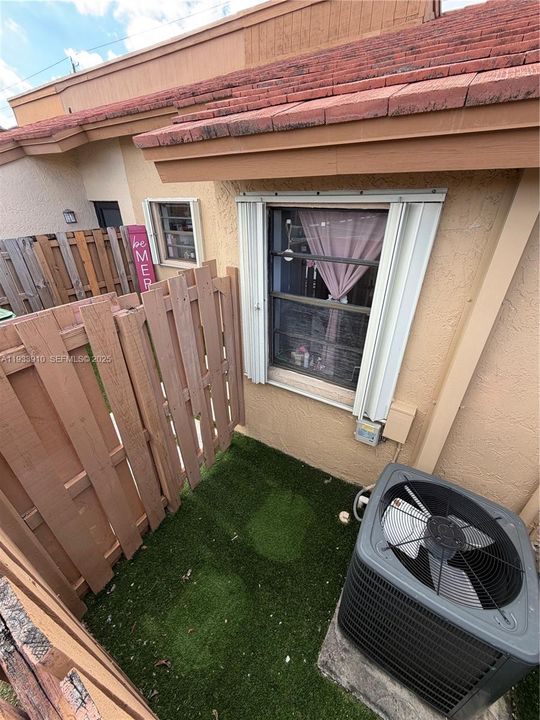 For Sale: $435,000 (2 beds, 2 baths, 1084 Square Feet)