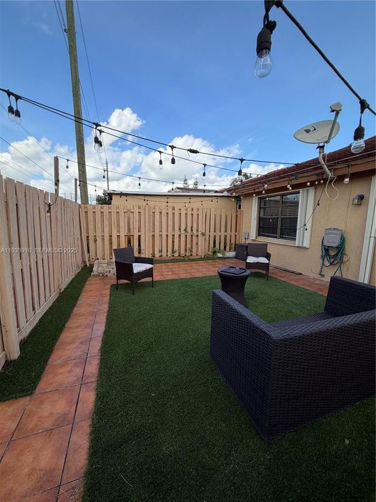 For Sale: $435,000 (2 beds, 2 baths, 1084 Square Feet)