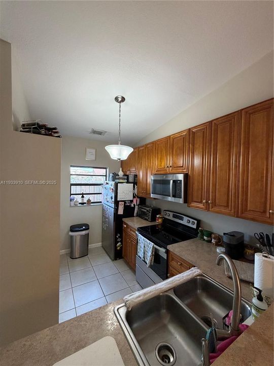 For Sale: $435,000 (2 beds, 2 baths, 1084 Square Feet)