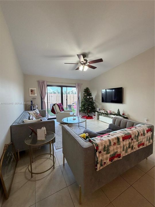 For Sale: $435,000 (2 beds, 2 baths, 1084 Square Feet)