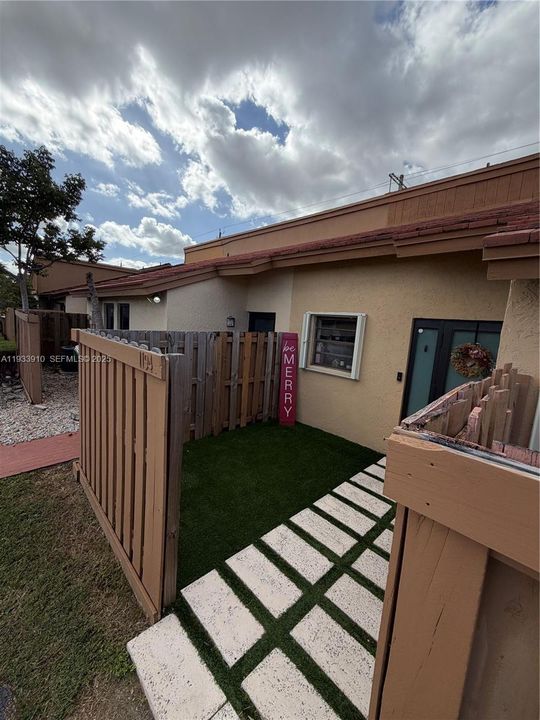 For Sale: $435,000 (2 beds, 2 baths, 1084 Square Feet)