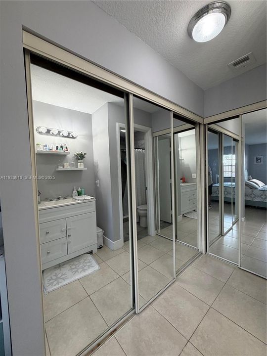 For Sale: $435,000 (2 beds, 2 baths, 1084 Square Feet)