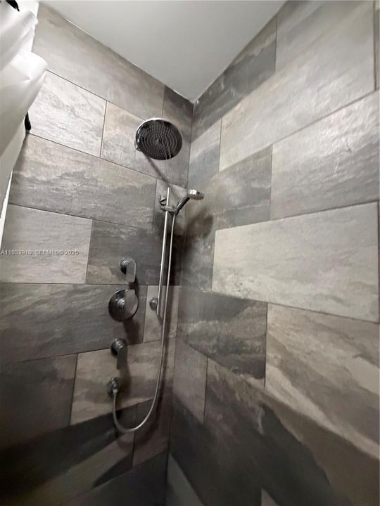 For Sale: $435,000 (2 beds, 2 baths, 1084 Square Feet)