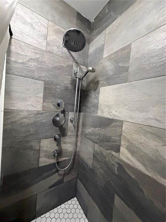 For Sale: $435,000 (2 beds, 2 baths, 1084 Square Feet)