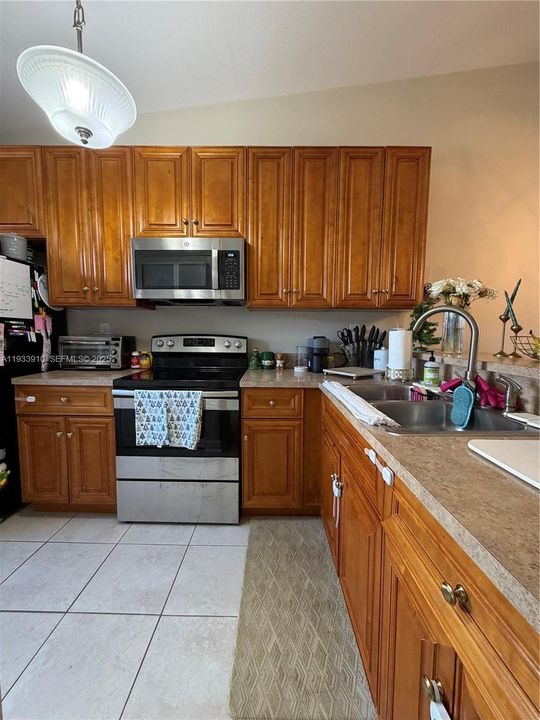 For Sale: $435,000 (2 beds, 2 baths, 1084 Square Feet)