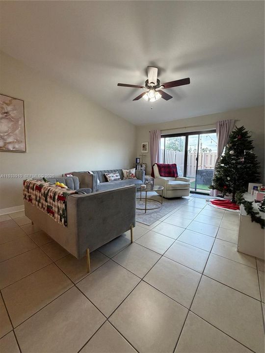 For Sale: $435,000 (2 beds, 2 baths, 1084 Square Feet)