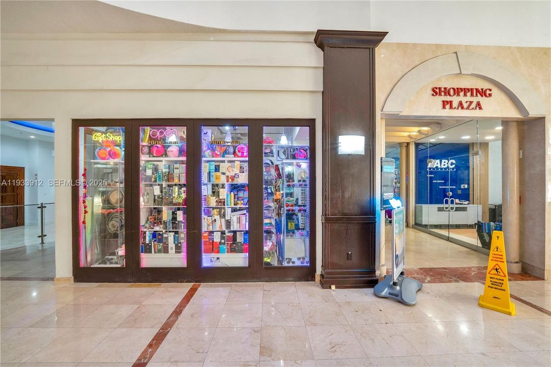 出租: $2,200 (0 贝兹, 1 浴室, 360 平方英尺)