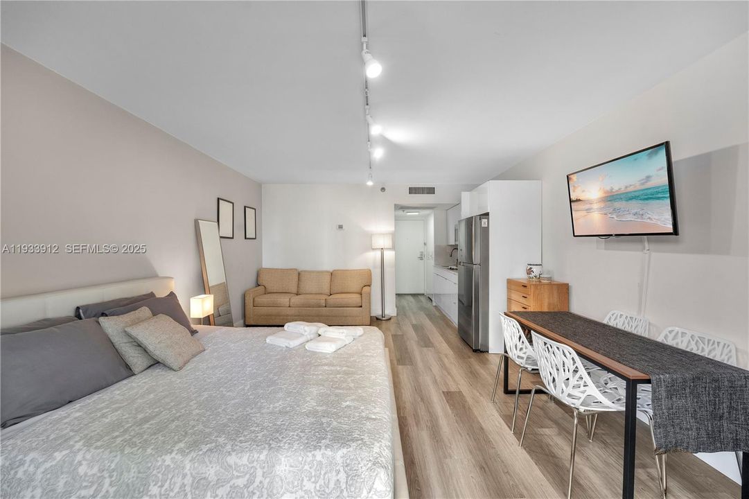 出租: $2,200 (0 贝兹, 1 浴室, 360 平方英尺)