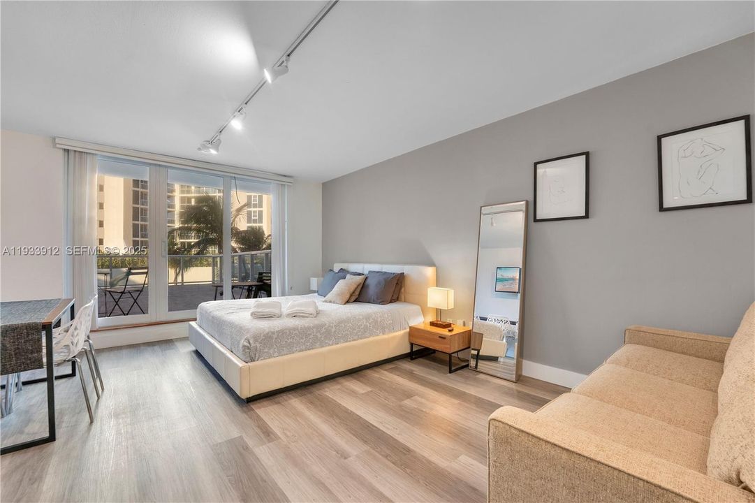 出租: $2,200 (0 贝兹, 1 浴室, 360 平方英尺)