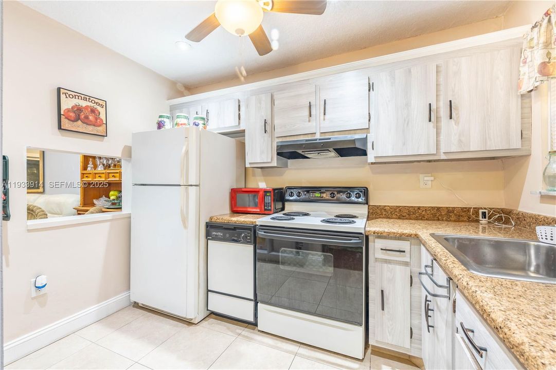 На продажу: $110,000 (2 спален, 2 ванн, 850 Квадратных фут)