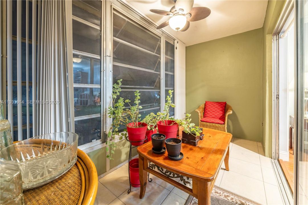 На продажу: $110,000 (2 спален, 2 ванн, 850 Квадратных фут)