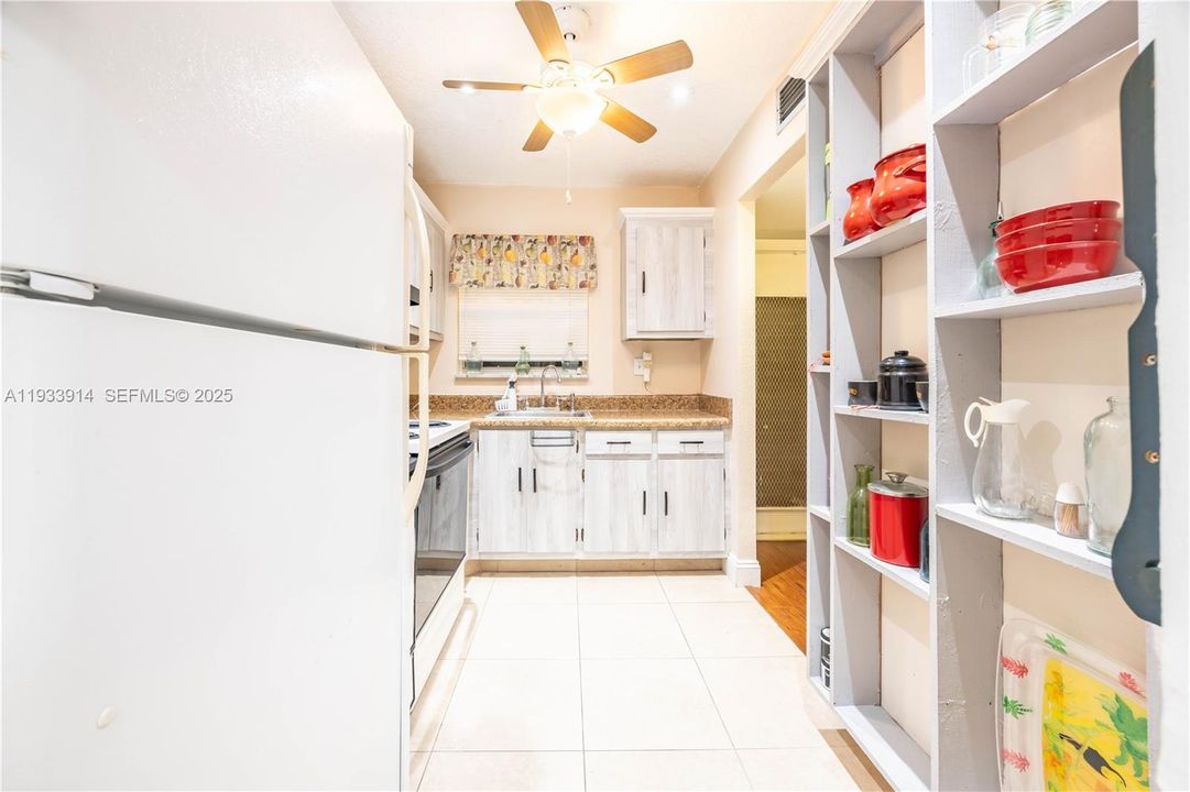 На продажу: $110,000 (2 спален, 2 ванн, 850 Квадратных фут)