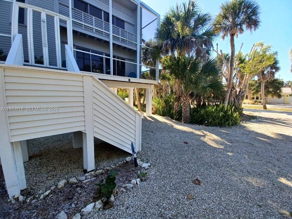 For Sale: $830,000 (2 beds, 1 baths, 1900 Square Feet)