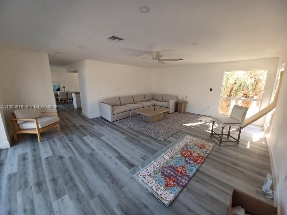 For Sale: $830,000 (2 beds, 1 baths, 1900 Square Feet)