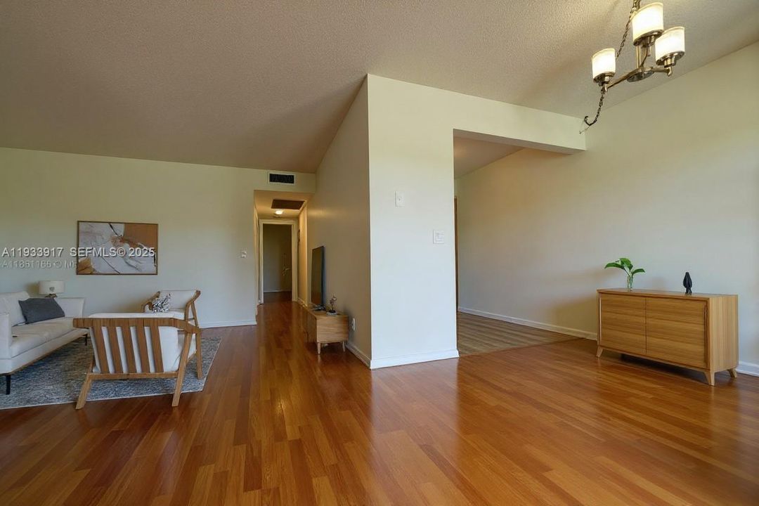 В аренду: $1,900 (2 спален, 2 ванн, 1044 Квадратных фут)