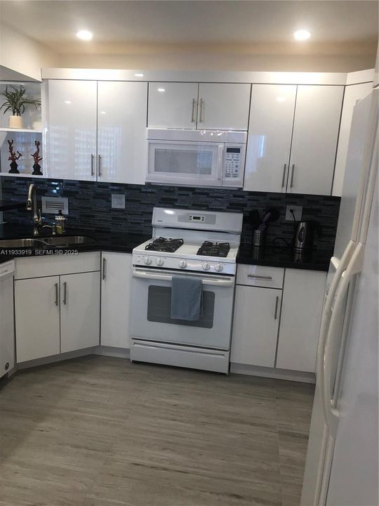 出租: $3,590 (2 贝兹, 2 浴室, 1312 平方英尺)