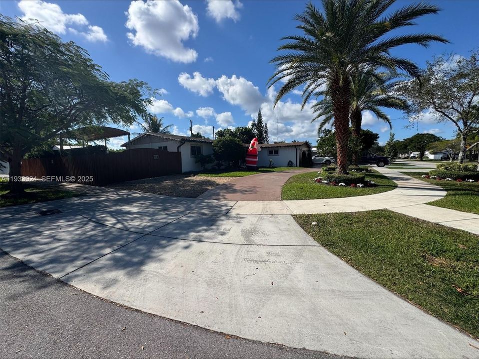 For Sale: $810,000 (3 beds, 2 baths, 1660 Square Feet)