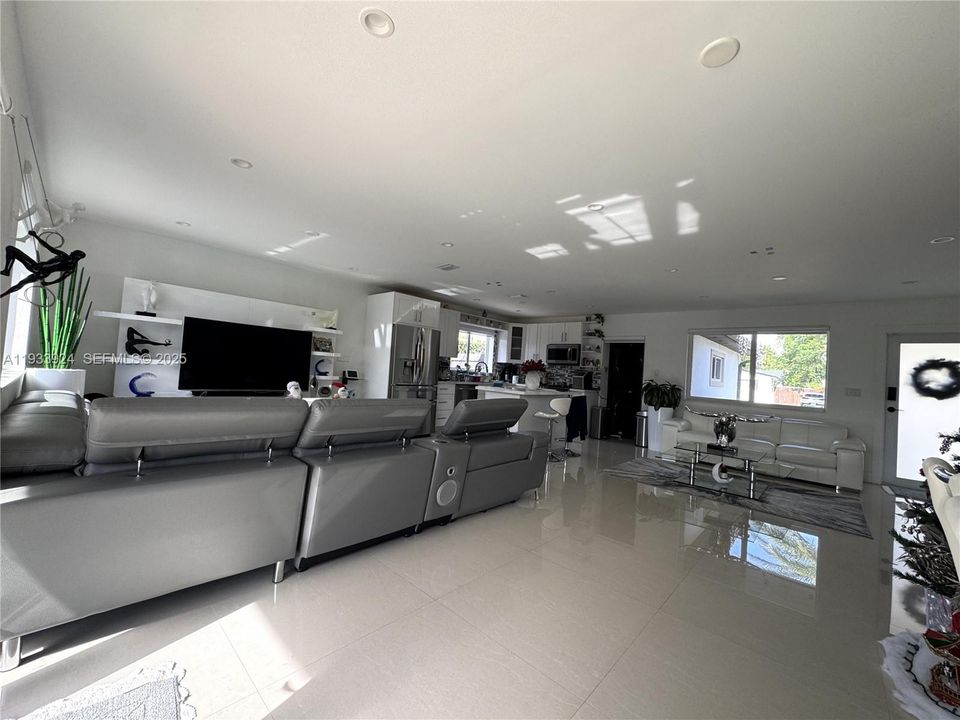 For Sale: $810,000 (3 beds, 2 baths, 1660 Square Feet)