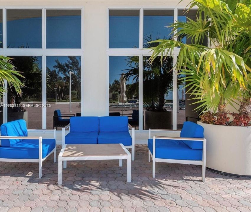 For Rent: $4,000 (2 beds, 2 baths, 950 Square Feet)