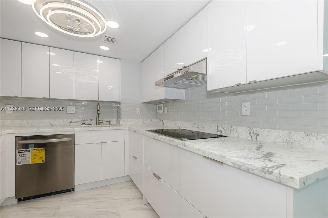 For Rent: $4,000 (2 beds, 2 baths, 950 Square Feet)