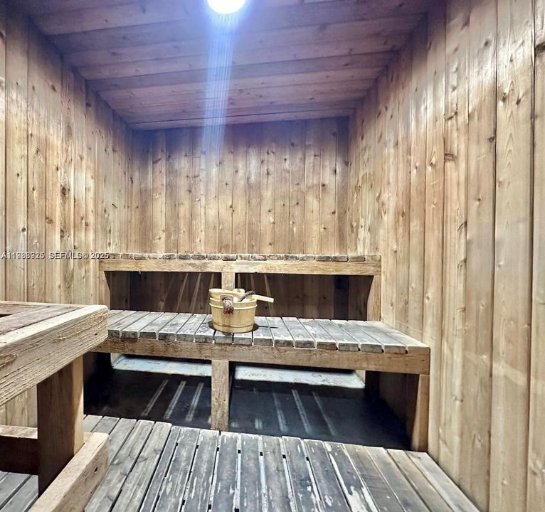 For Rent: $4,000 (2 beds, 2 baths, 950 Square Feet)