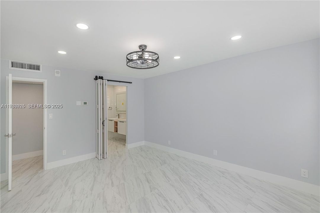 For Rent: $4,000 (2 beds, 2 baths, 950 Square Feet)