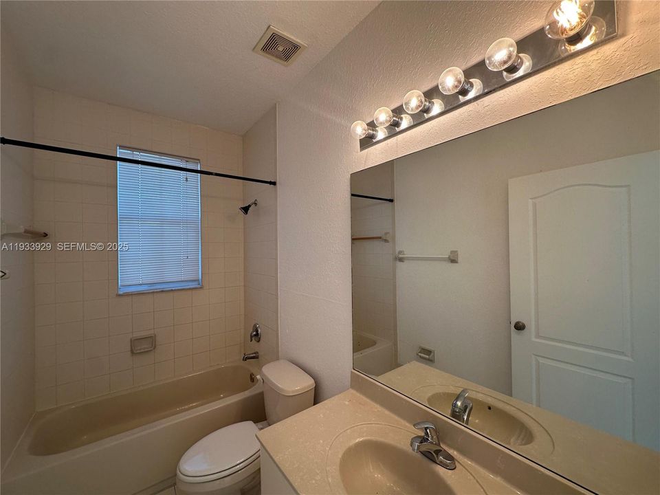 出租: $1,900 (3 贝兹, 2 浴室, 1076 平方英尺)