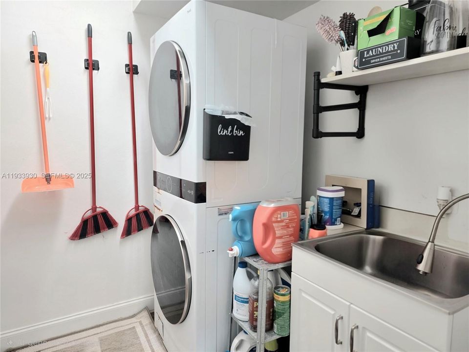 На продажу: $715,000 (4 спален, 2 ванн, 2060 Квадратных фут)