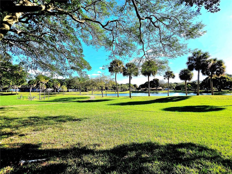 На продажу: $715,000 (4 спален, 2 ванн, 2060 Квадратных фут)