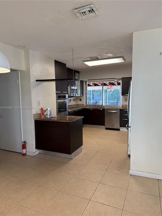 合同活跃: $880,000 (4 贝兹, 3 浴室, 2480 平方英尺)