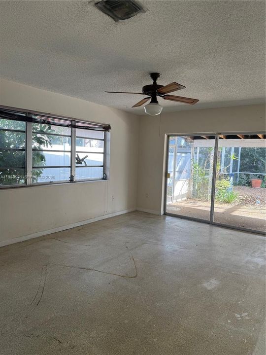 合同活跃: $880,000 (4 贝兹, 3 浴室, 2480 平方英尺)