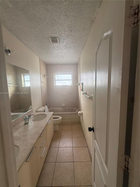 合同活跃: $880,000 (4 贝兹, 3 浴室, 2480 平方英尺)