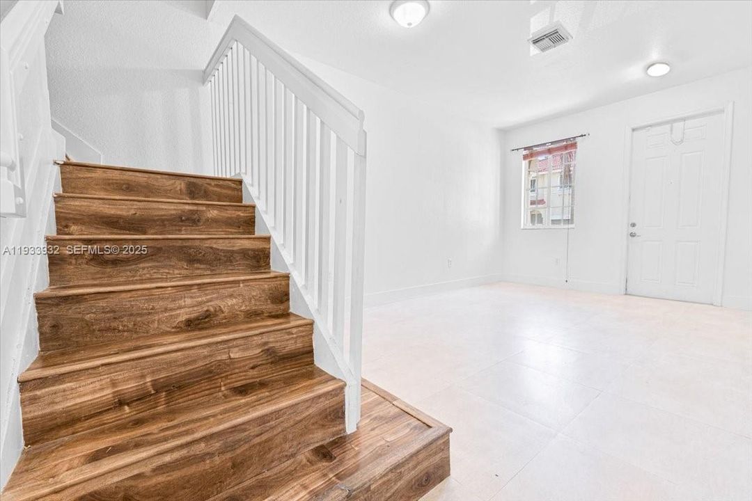 En Venta: $419,900 (4 camas, 3 baños, 1723 Pies cuadrados)