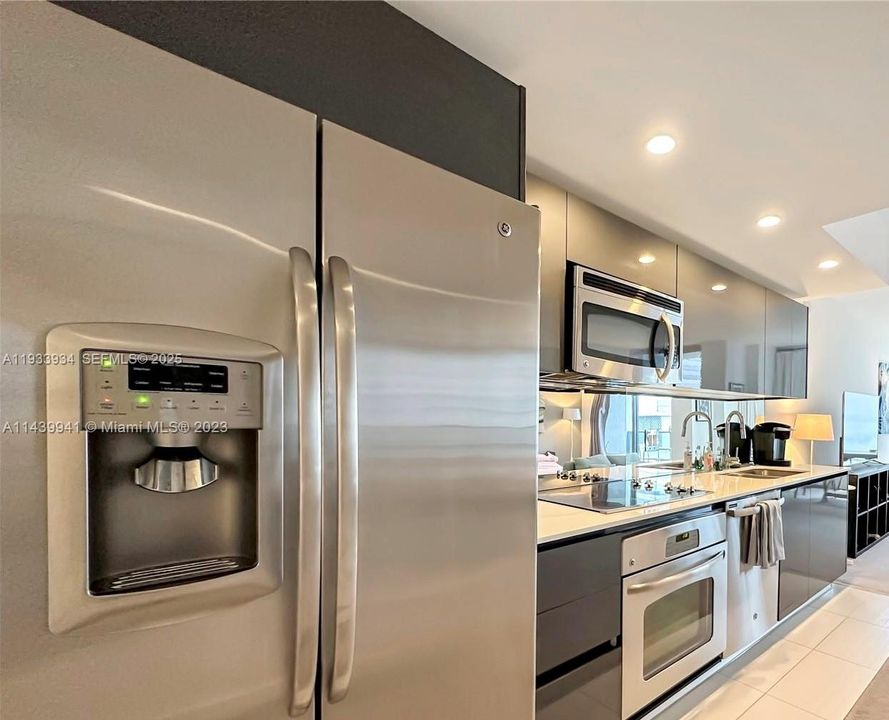 出租: $3,300 (0 贝兹, 1 浴室, 551 平方英尺)