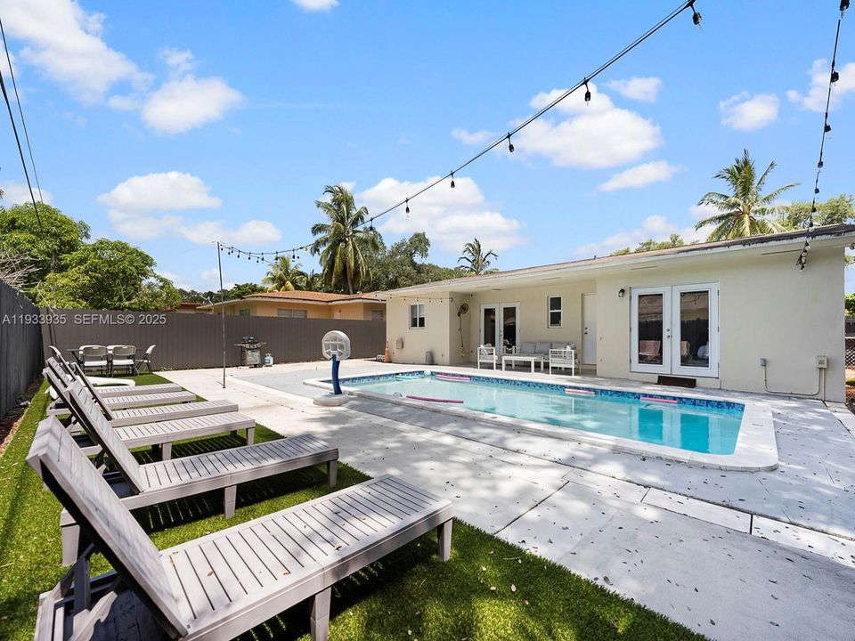 For Rent: $4,500 (4 beds, 2 baths, 1523 Square Feet)